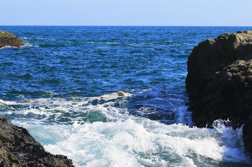 岩に打ち寄せる波 岩に打ち寄せる波 海,岩,岩場の写真素材