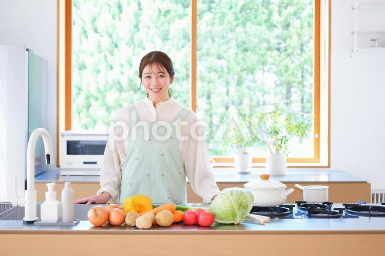 野菜を前に笑顔の女性 女性,野菜,料理の写真素材