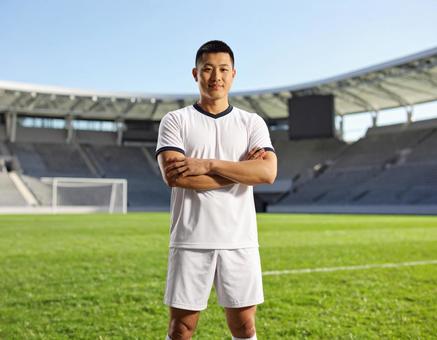 スタジアムに立つサッカー選手のイメージ スタジアムに立つサッカー選手のイメージの写真
