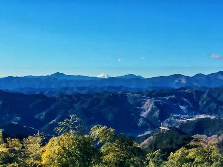顔振峠から見える富士山 顔振峠から見える富士山 顔振峠,富士山,多摩の写真素材