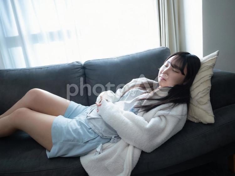 16：ソファで寝ている女の子 睡眠,休憩,仮眠の写真素材