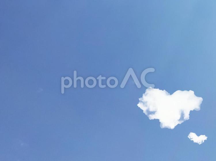 ハート型雲の空フレーム 空,ハート,雲の写真素材