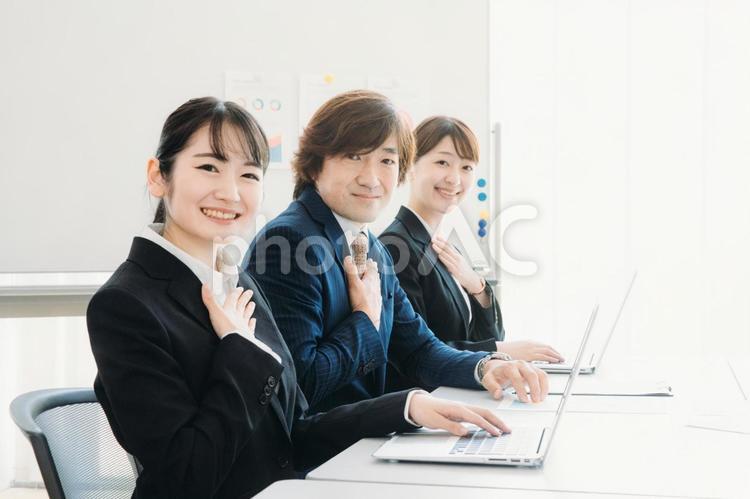 会議室にいるスーツ姿の男女（カメラ目線・信頼） ビジネス,パソコン,ビジネスウーマンの写真素材