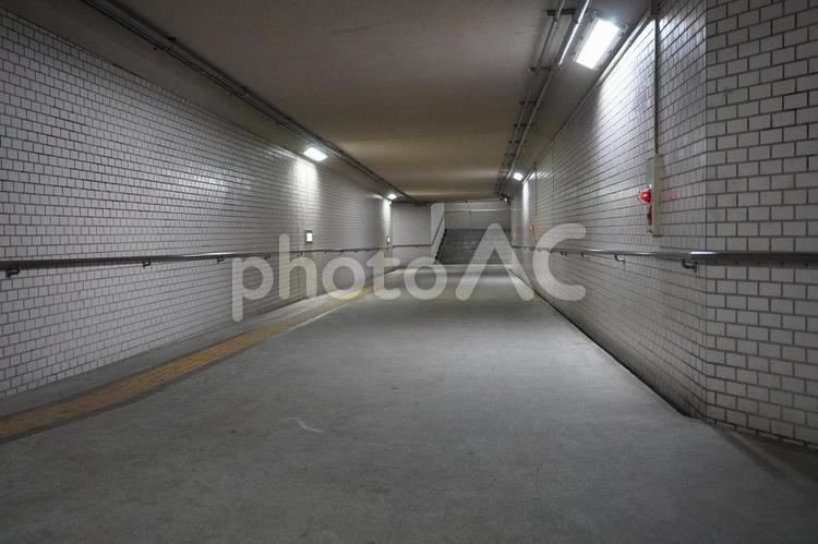 中学校の近くの地下道 トンネル,薄暗い,横断の写真素材