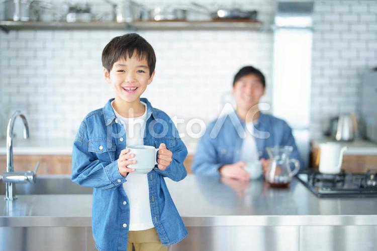 笑顔でカップを持っている男の子 親子,男の子,コーヒーの写真素材