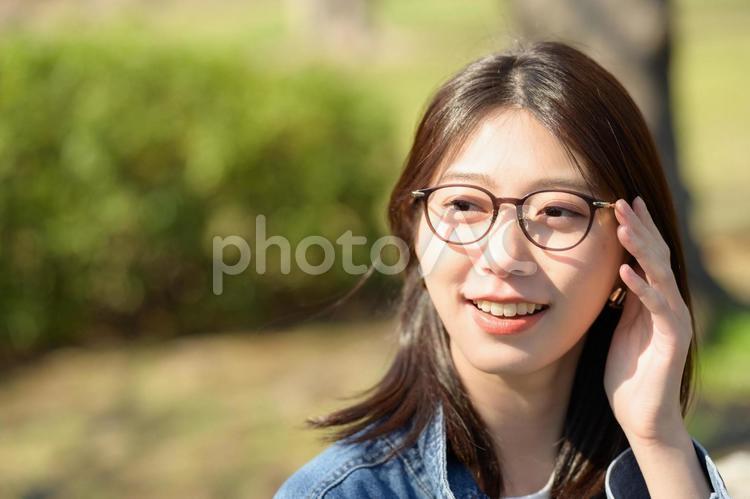 公園で微笑むメガネの女性 メガネ,眼鏡,公園の写真素材
