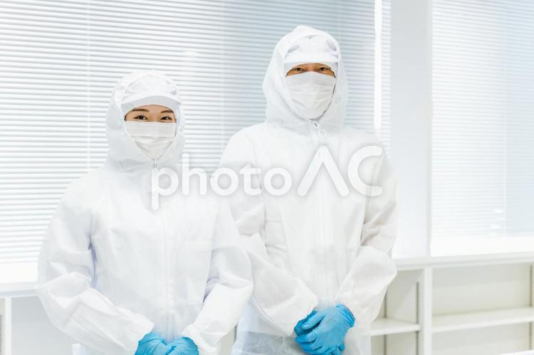 クリーンルームで防塵服を着た男女 工場,クリーンルーム,工業の写真素材