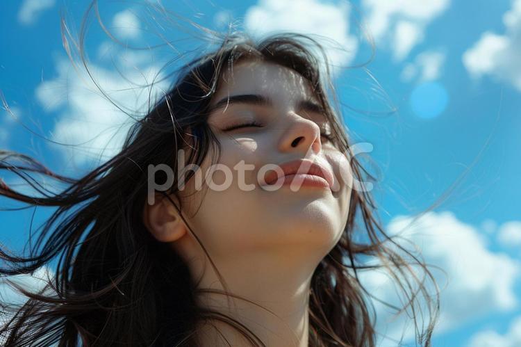 爽やかな青空と女性の笑顔 女性,笑顔,青空の写真素材