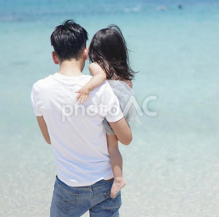 海を眺める父と子 父と娘,パパ,お父さんの写真素材