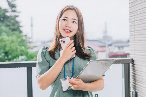 スマホを使う笑顔の女性・ビジネスウーマン スマホを使う笑顔の女性・ビジネスウーマン 女性,スマホ,ビジネスの写真素材