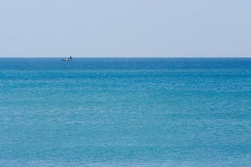 ターコイズブルーの海に浮かぶヨット ターコイズブルーの海に浮かぶヨットの写真