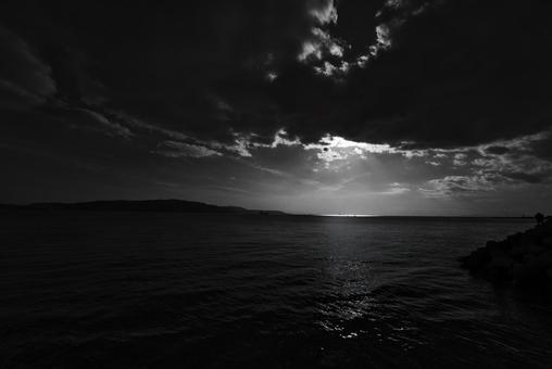 太陽の光に照らされる明石海峡の遠景 太陽の光に照らされる明石海峡の遠景 明石海峡,白黒写真,モノクロームの写真素材