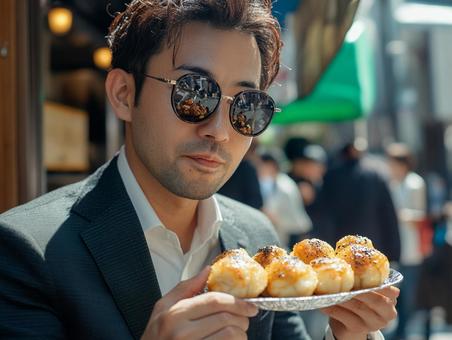 たこ焼きを食すサングラスとスーツ姿の男性 たこ焼きを食すサングラスとスーツ姿の男性の写真