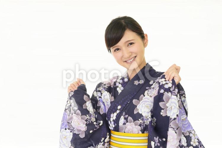 浴衣を着た笑顔の女性 女性,浴衣,着物の写真素材
