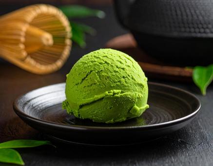 陶器の皿の上に抹茶アイスクリーム 陶器の皿の上に抹茶アイスクリームの写真