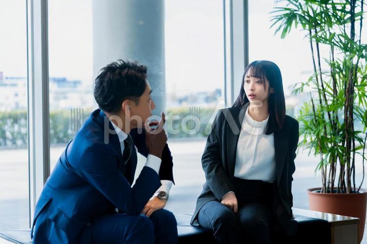 上司の話を真剣に聞くビジネスウーマン ビジネスウーマン,ビジネスマン,女性の写真素材