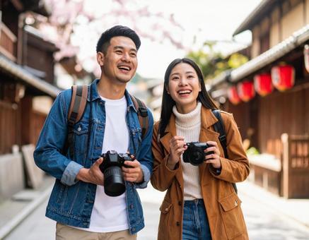 カメラを持って旅する若いカップル カメラを持って旅する若いカップルの写真
