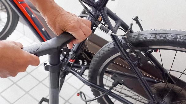 自転車のメンテナンス 空気入れ 自転車のメンテナンス 空気入れの写真