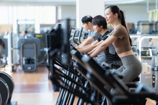 スポーツジムでトレーニングをする若い男女 スポーツジム,フィットネス,ダイエットの写真素材