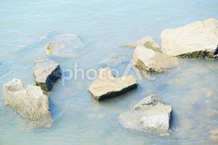 隠れたハートの石 ハート,石,海の写真素材