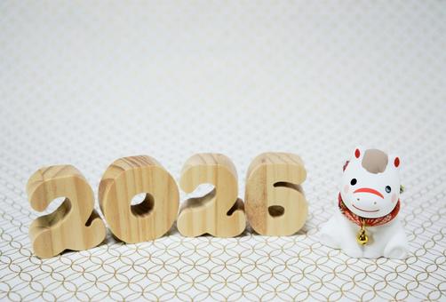 可愛い馬の置物と七宝柄の背景の年賀状素材 年賀状,年賀,背景素材の写真素材