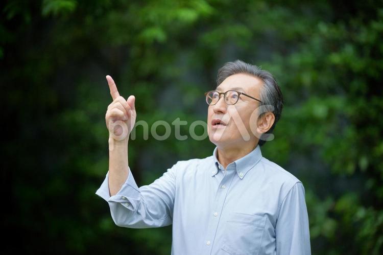 指差す男性 男性,おじいちゃん,指差すの写真素材