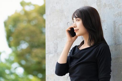 スマホで話す女性・ビジネスウーマン スマホで話す女性・ビジネスウーマン 女性,スマホ,スマートフォンの写真素材