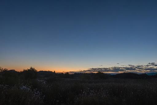 日の出前の風景 早朝,マジックアワー,ブルーアワーの写真素材