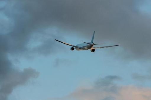 広がる美しい夕暮れの色 広がる美しい夕暮れの色 飛行機,航空機,旅客機の写真素材