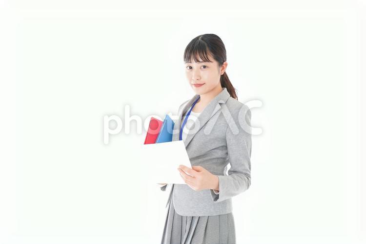 オフィスで書類を確認するビジネスウーマン オフィス,職場,社内の写真素材