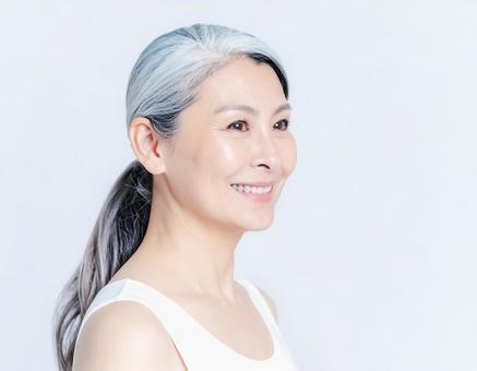 グレイヘアーが美しい笑顔のシニア女性 グレイヘアーが美しい笑顔のシニア女性の写真