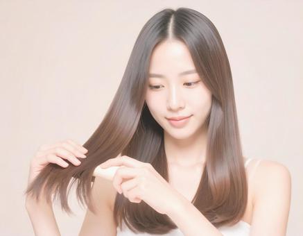 ヘアケア中の女性 ヘアケア中の女性の写真