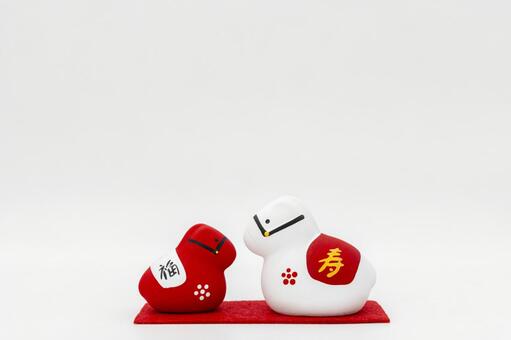 干支の馬（午）の置物と白い背景 干支,午,置物の写真素材