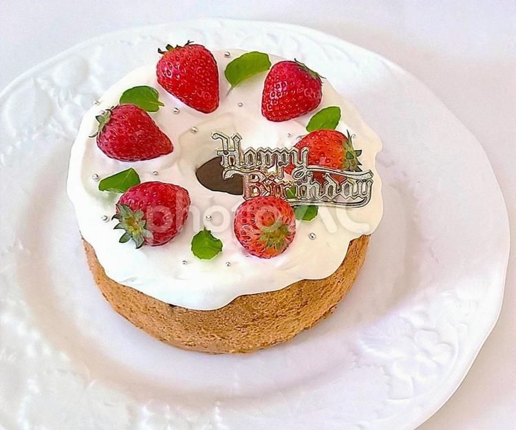 お誕生日　いちごシフォンケーキ いちごシフォンケーキ,イチゴ,ベリーシフォンの写真素材
