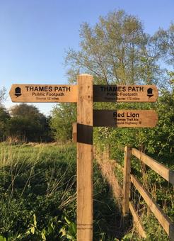 テムズパスの道標 イギリス テムズパスの道標 イギリス テムズ川,イギリス,テムズパスの写真素材