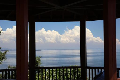 見晴台から見える海と夏雲と青空の風景 見晴台から見える海と夏雲と青空の風景の写真