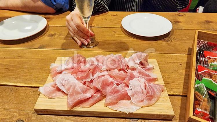 生ハムとワイングラス 食べ物,おつまみ,手の写真素材