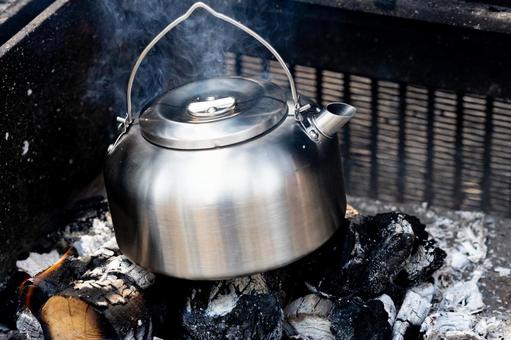 炭の上に置かれたシルバーケトル ケトル,煙,湯沸しの写真素材