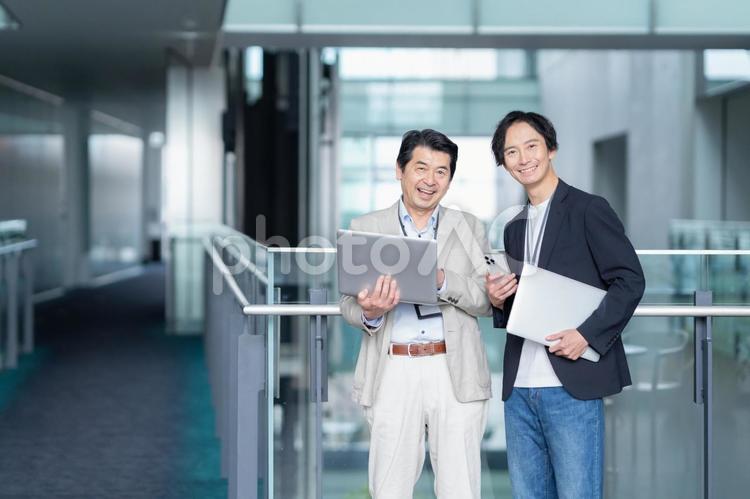 オフィスで打ち合わせをするエンジニア エンジニア,ビジネス,会議の写真素材
