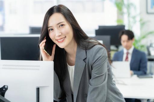オフィスで仕事をする若いビジネスウーマン オフィスで仕事をする若いビジネスウーマン ビジネス,女性,ビジネスウーマンの写真素材
