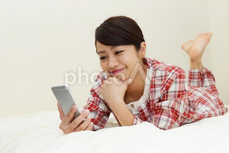 スマートフォンを持つ笑顔の女性 女性,スマートフォン,女の写真素材