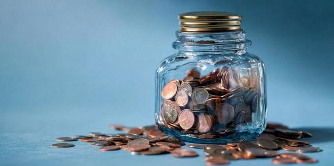 日々の積み重ね:貯金箱に貯まる硬貨 日々の積み重ね:貯金箱に貯まる硬貨の写真