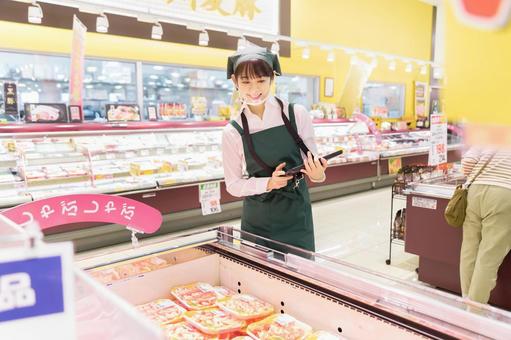 スーパーで働く人々 スーパーで働く人々 スーパー,スーパーマーケット,女性の写真素材