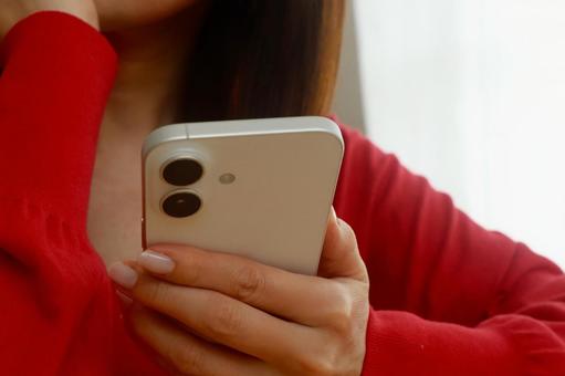 スマホを持つ女性 スマホを持つ女性 スマホ,女性,ビジネスの写真素材