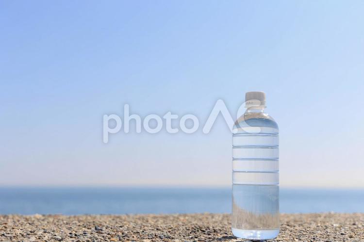 熱中症対策の水分補給 ペットボトル,水,ミネラルウォーターの写真素材