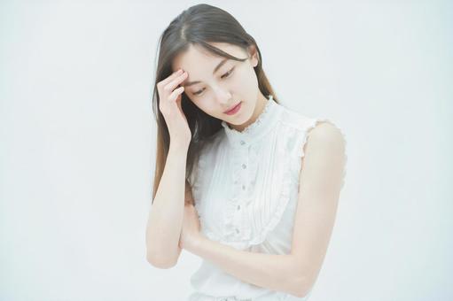 一個看起來很緊張的年輕女人 一個看起來很緊張的年輕女人