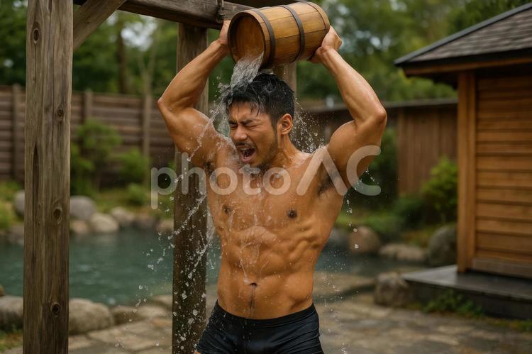 サウナ後に冷水を浴びる男性 サウナ,男性,冷水の写真素材