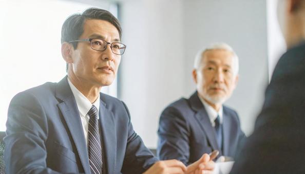 金融機関担当者と社長が経営相談 金融機関担当者と社長が経営相談の写真