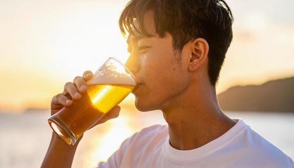 ビールを飲む若い男性のポートレート ビールを飲む若い男性のポートレートの写真