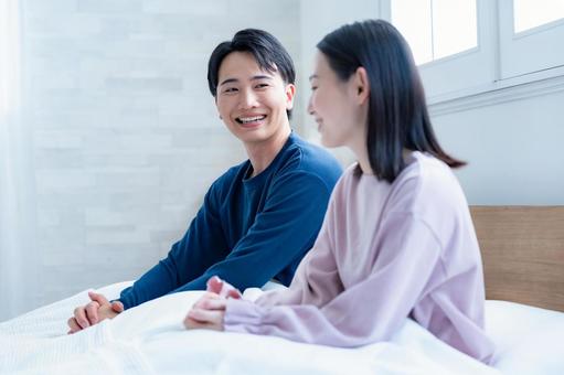 ベッドで話す二人 快眠,休養,健康管理の写真素材